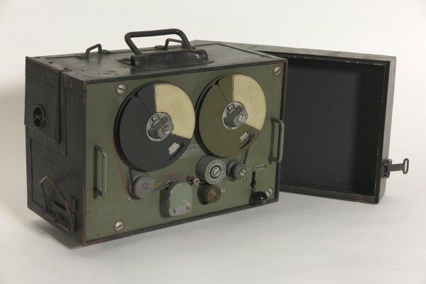 Загадка дня: звідки гестапо було стільки радянських магнітофонів?